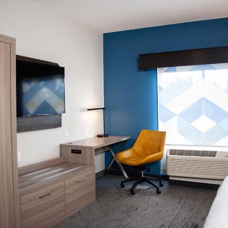 Holiday Inn Express & Suites Overland Park By Ihg Exterior photo