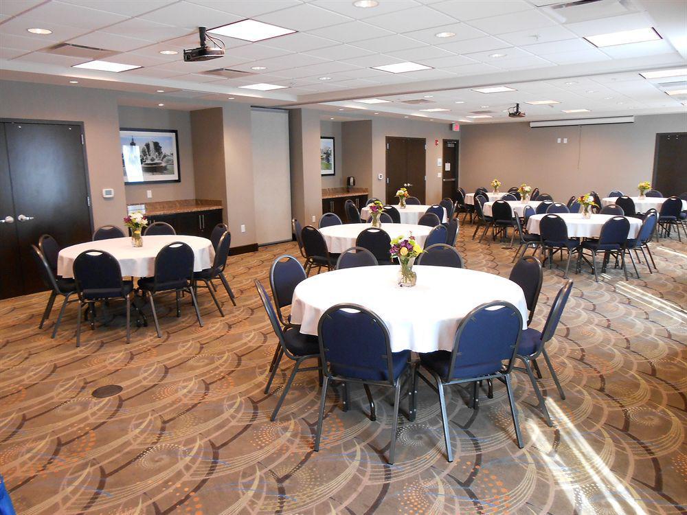 Holiday Inn Express & Suites Overland Park By Ihg Exterior photo