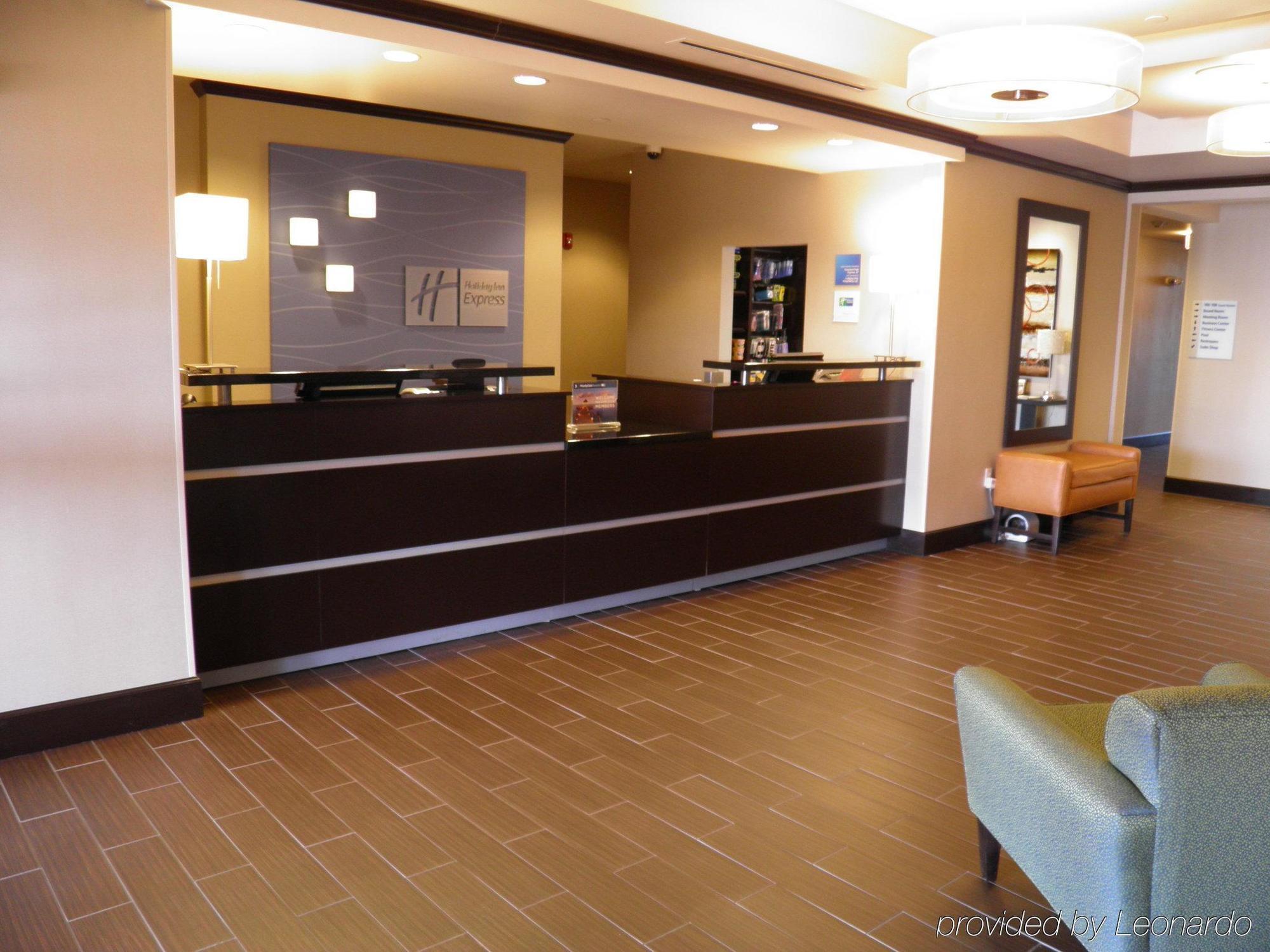 Holiday Inn Express & Suites Overland Park By Ihg Exterior photo