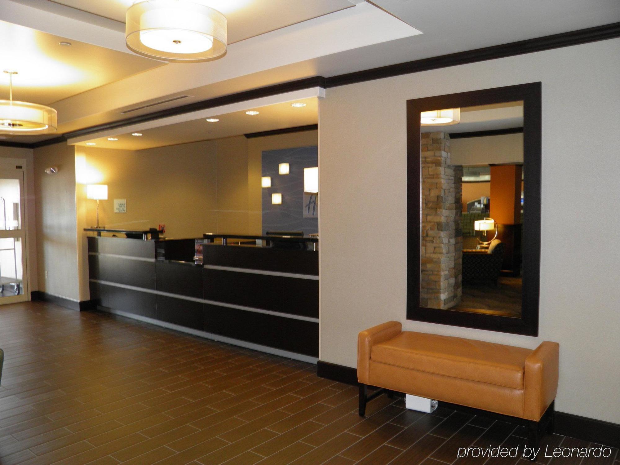 Holiday Inn Express & Suites Overland Park By Ihg Exterior photo