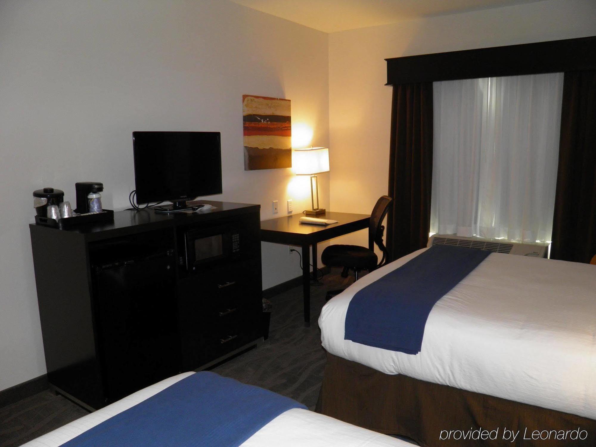 Holiday Inn Express & Suites Overland Park By Ihg Exterior photo