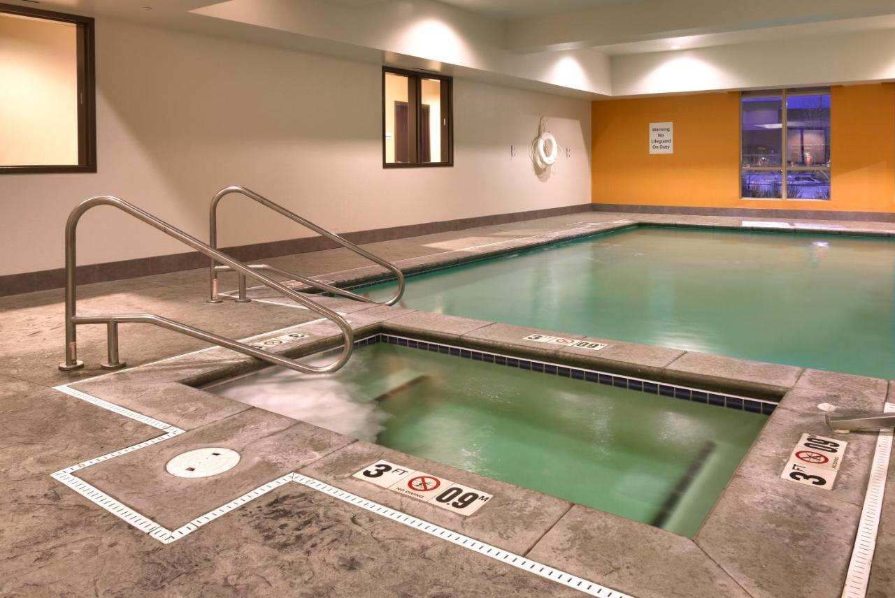 Holiday Inn Express & Suites Overland Park By Ihg Exterior photo