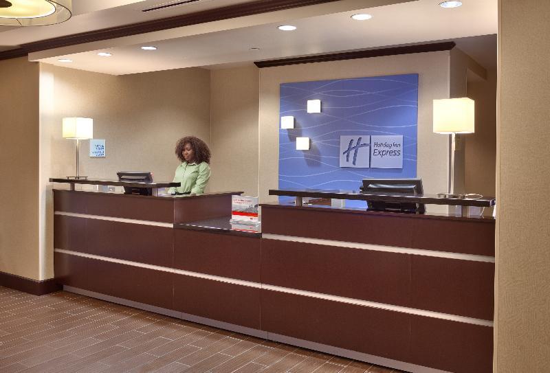 Holiday Inn Express & Suites Overland Park By Ihg Exterior photo