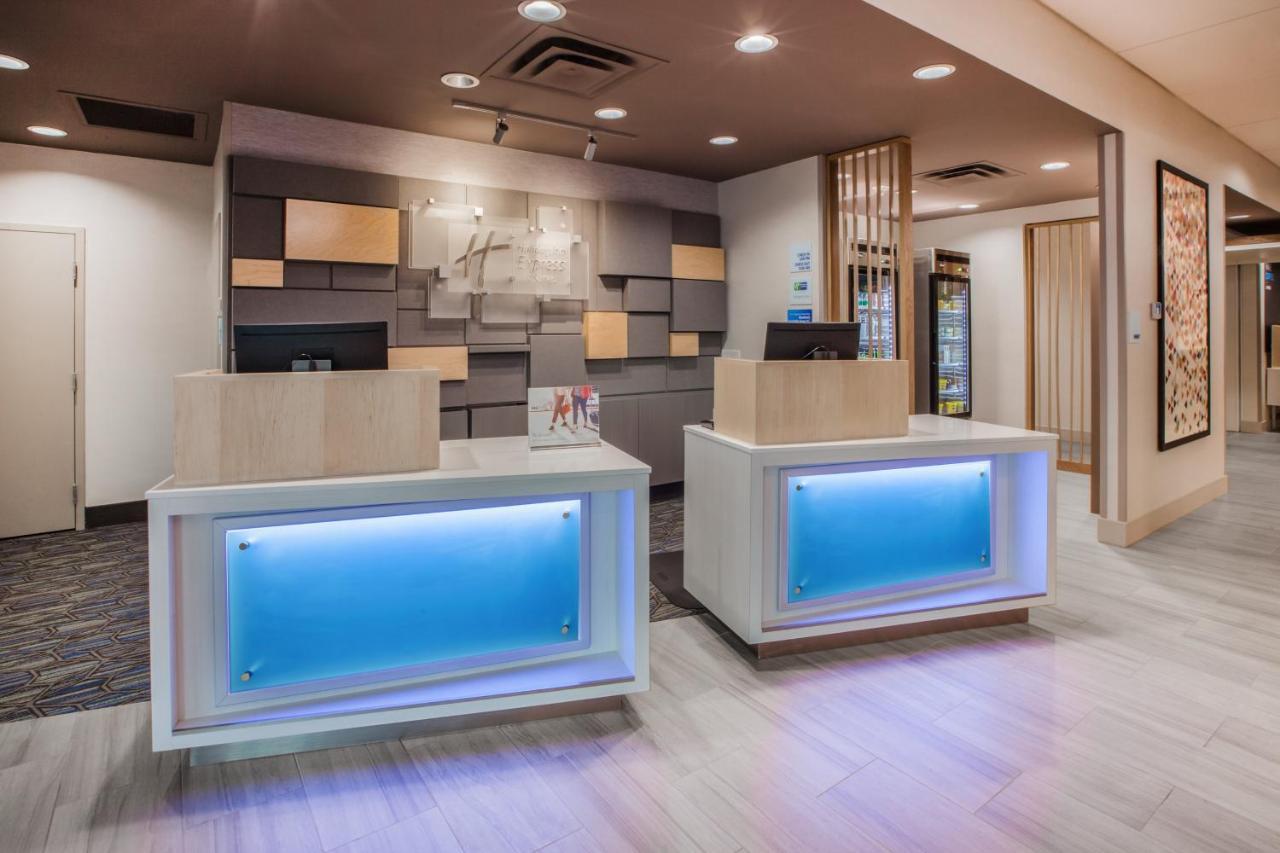 Holiday Inn Express & Suites Overland Park By Ihg Exterior photo